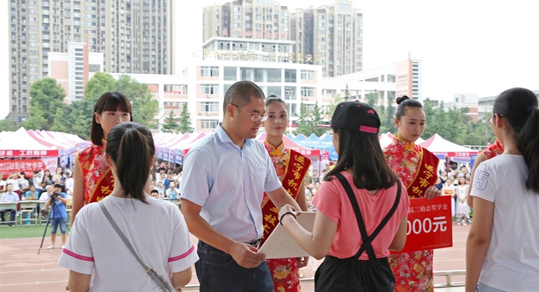 2016年6月19日银河优越会集团作为爱心企业在“高考励志奖学金颁发仪式”上为优秀毕业生颁发奖学金